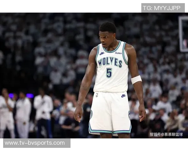 爱德华兹半场表现出色11投6中三分命中率高达40贡献15分3板3助 爱德华兹半场表现出色11投6中三分命中率高达40贡献15分3板3助