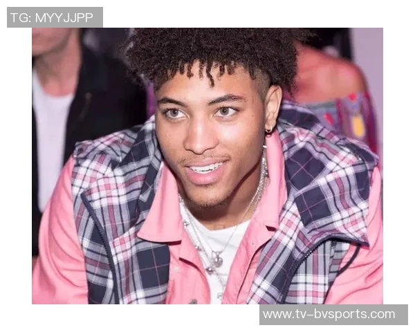 76人客战绿军登机照曝光恩比德微笑乌布雷粉色拖鞋引关注