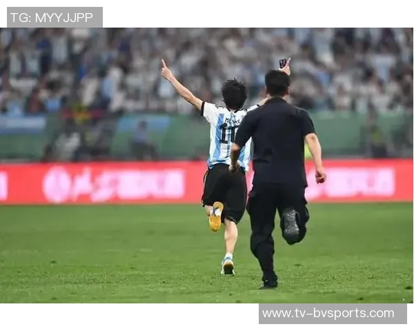 梅西与传奇门将伊基塔赛前亲密互动温馨拥抱引发球迷热议